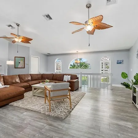 Bayside Retreat, 4 Bedroom, 3 Bath Beach House, Heated Pool, Spa, Boat Dock